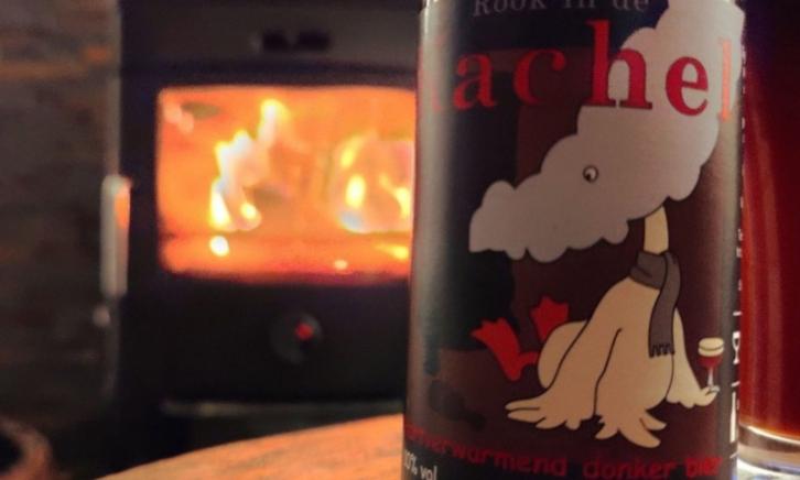 Rook in de kachel flesje bij de kachel